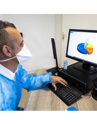 Maske ffp2 Betreuer auf dem Computer