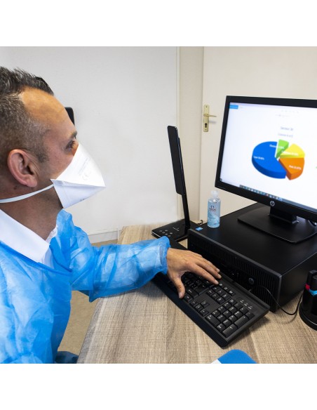 Maske ffp2 Betreuer auf dem Computer