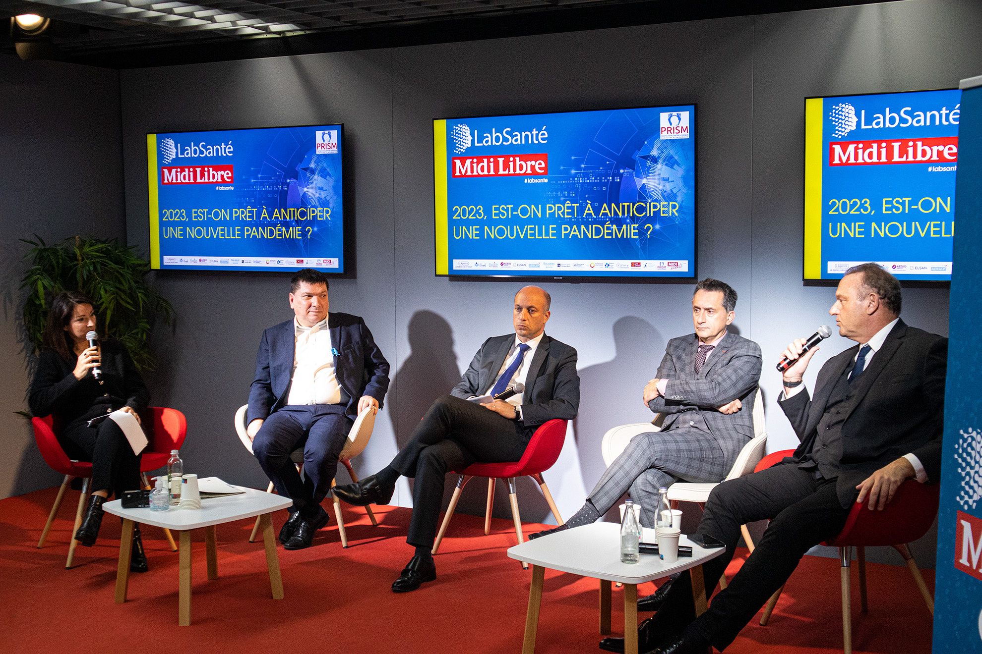 De g à d : Virginie Galligani (Midi Libre), Christian Curel (Président du Syndicat F2M des fabricants de masques), François BERARD (Directeur Général Adjoint du CHU de Montpellier), Didier Jaffre (Directeur Général de l’Agence Régionale de Santé Occitanie (ARS), Lamine GHARBI (Président de la Fédération de l'Hospitalisation Privée = FHP)